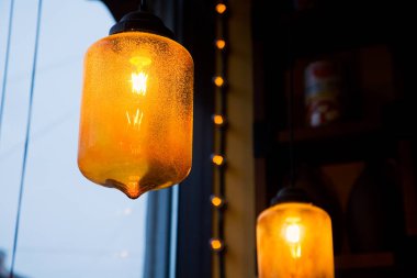 Pencere arka plan üzerinde tasarımcı turuncu cam fayans