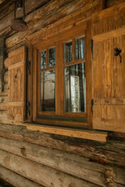 Eski ahşap evin penceresi