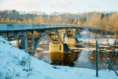 Kış. Nehir üzerinde köprü