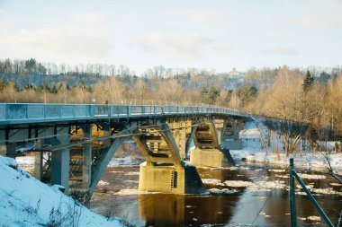Kış. Nehir üzerinde köprü