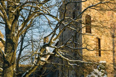 Güneş tarafından aydınlatılmış Ortaçağ Kalesi Kulesi