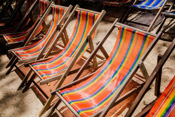 Des meubles. Chaises longues sur la plage — Photo