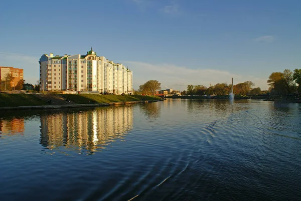 Nehir kıyısında çok katlı ev