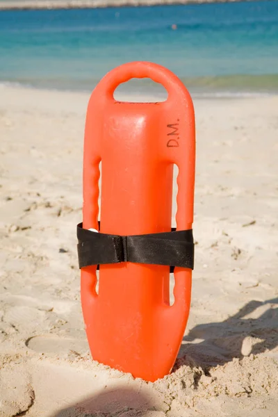 해변에서 모래에 빨간 구조 부 표 — 스톡 사진