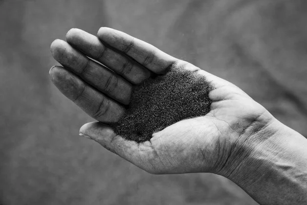 Ørkenens sand på menneskehånd – stockfoto