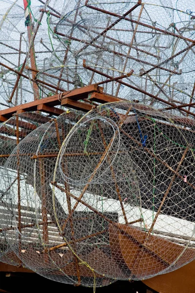 Sabah, metal balık ağlarına gemide — Stok fotoğraf