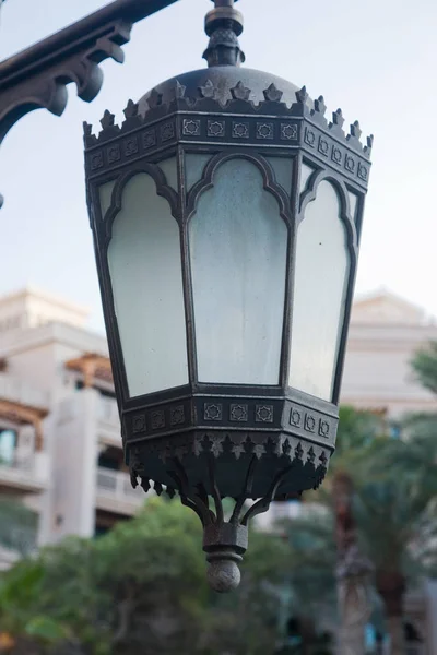 Squadra. Antica lampada a sospensione in vetro stradale — Foto Stock