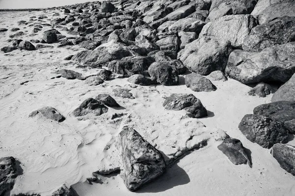 Sahilde deniz kenarında büyük kayalar