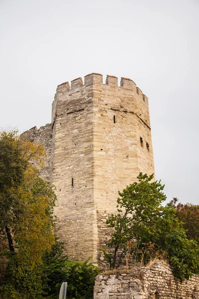 De torens van het oude fort in Istanbul — Stockfoto