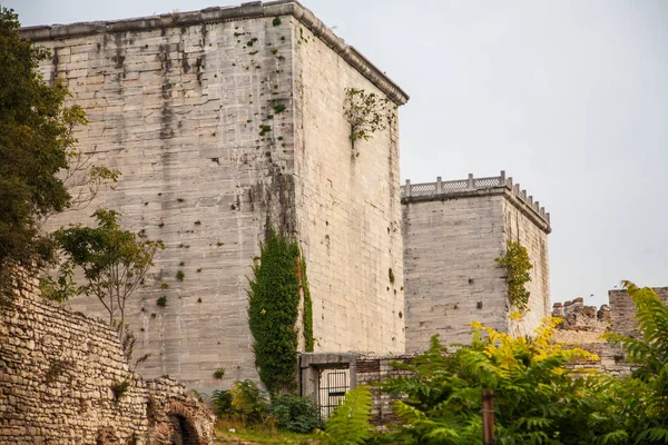 Οι πύργοι του παλαιού φρουρίου στην Κωνσταντινούπολη — Φωτογραφία Αρχείου