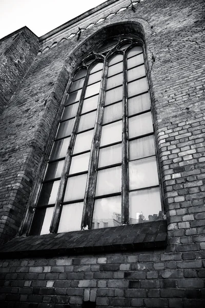 Le finestre della vecchia cattedrale — Foto Stock