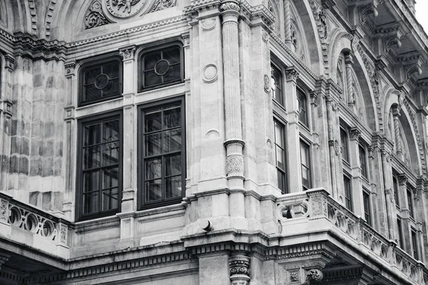 Fasaden av en historisk byggnad — Stockfoto