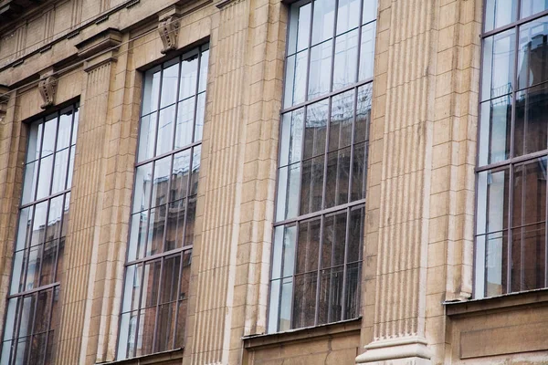 Fasad av en engelsk stil byggnad — Stockfoto