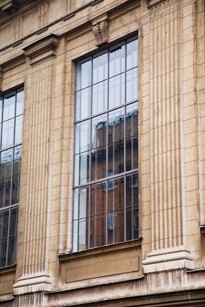 Fasad av en engelsk stil byggnad — Stockfoto