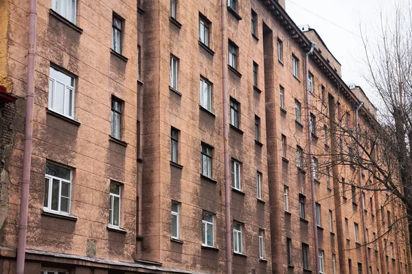 Windows ile bir çok katlı eski evin cephe