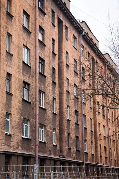 Windows ile bir çok katlı eski evin cephe