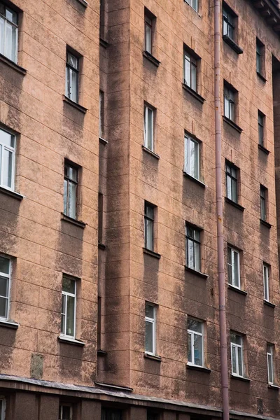 Windows ile bir çok katlı eski evin cephe