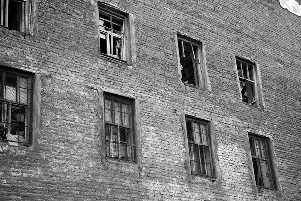 Fasada z opuszczonym budynku z oknami bez szkła — Zdjęcie stockowe