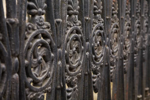 Bir desen ile sahte dökme demir çit