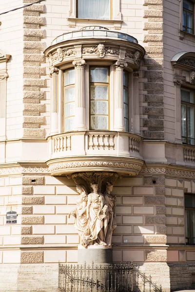 Fasaden av en gammal historisk byggnad i Ryssland — Stockfoto