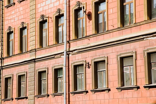 Fasaden av en gammal historisk byggnad i Ryssland — Stockfoto