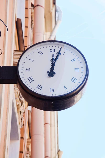 Relógio de parede de rua na cidade — Fotografia de Stock