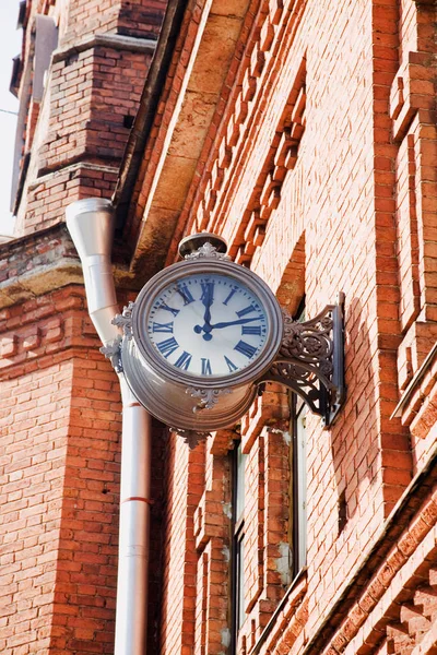 Orologio da parete stradale in città — Foto Stock