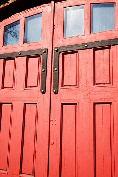 Portão vermelho do antigo quartel de bombeiros — Fotografia de Stock