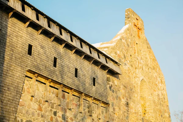 Torre medieval del castillo iluminada por el sol — Foto de Stock