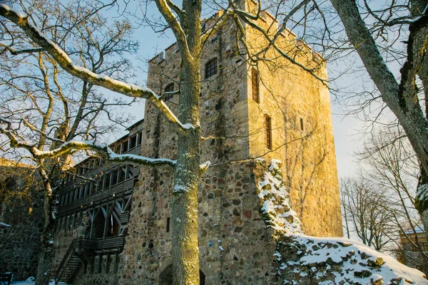 Torre medievale del castello illuminata dal sole — Foto Stock