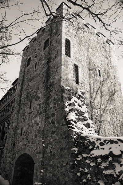 Torre medieval del castillo iluminada por el sol — Foto de Stock