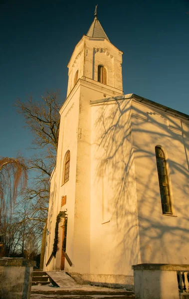太陽に照らされたルーテル教会 — ストック写真