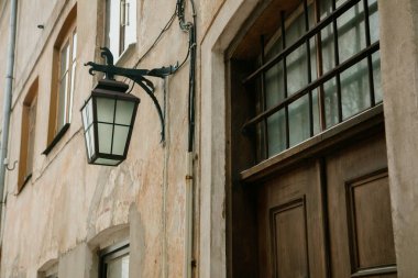 Duvardaki eski fener