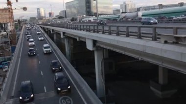 Otomobil Üstgeçit modern bir şehir