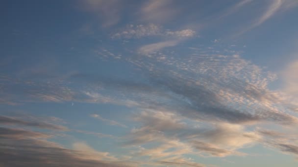 Nuvens flutuando no céu — Vídeo de Stock