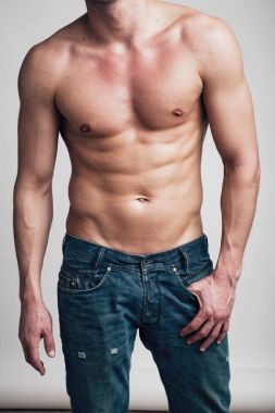 erkek çıplak gövde elle kot pantolon