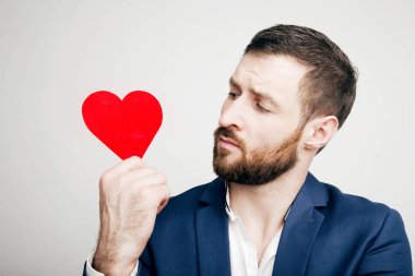 Sevgililer günü. Kırmızı kalp (Valentine bir adamla)