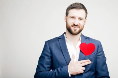 Sevgililer günü. Kırmızı kalp (Valentine bir adamla)
