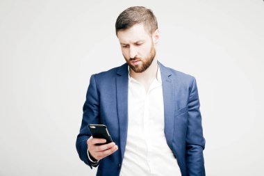 Genç çekici siyah telefon ile iş elbiseli adam sakallı