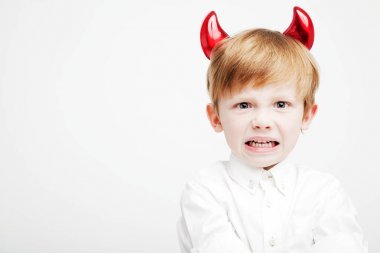 Kırmızı olan küçük şirin duygusal çocuk kafasına boynuzları