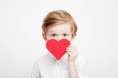 Kırmızı kalpli küçük çocuk. Sevgililer günü