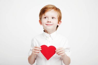 elinde kırmızı bir kalp ile şirin küçük çocuk