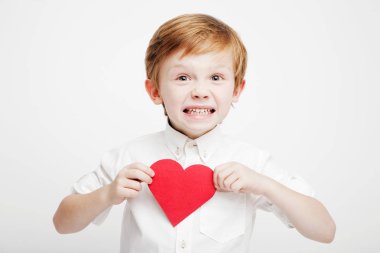 elinde kırmızı bir kalp ile şirin küçük çocuk