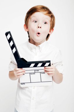 Küçük şirin duygusal çocuk sinema tokmağı ile