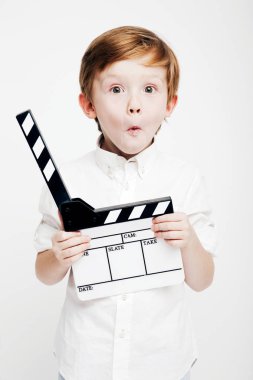 Küçük şirin duygusal çocuk sinema tokmağı ile
