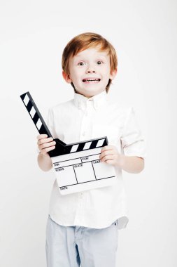 Küçük şirin duygusal çocuk sinema tokmağı ile