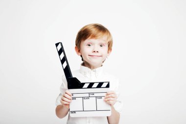 Küçük şirin duygusal çocuk sinema tokmağı ile
