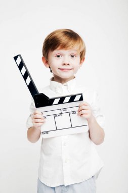 Küçük şirin duygusal çocuk sinema tokmağı ile