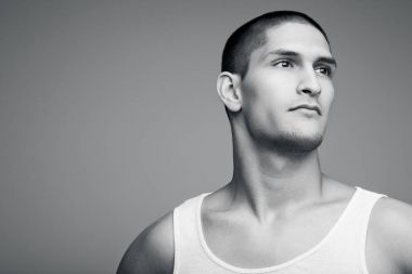 Genç yakışıklı seksi atlet Beyaz gömlekli