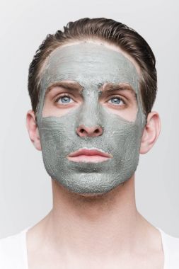 Genç yakışıklı yüz maskesi